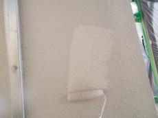 バルコニー腰壁の上塗りの様子です。水谷ペイントのナノコンポジットWを使用しています。