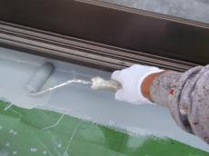 バルコニー床面の立ち上り部の上塗りの様子です。東日本塗料のフローン12ウレタン防水を使用しています。
