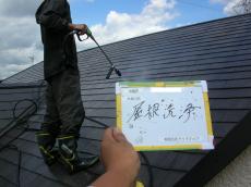屋根をワグナー製防音型高圧ジェッター150MPa圧で高圧洗浄を行っている様子です。