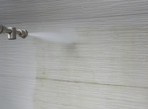 外壁を15Mpaの高圧で洗浄を行っている様子です。