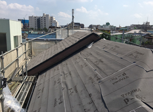 屋根に防水シートを貼り付けました。材料はタジマのアスファルトルーフィングシートを使用しています。