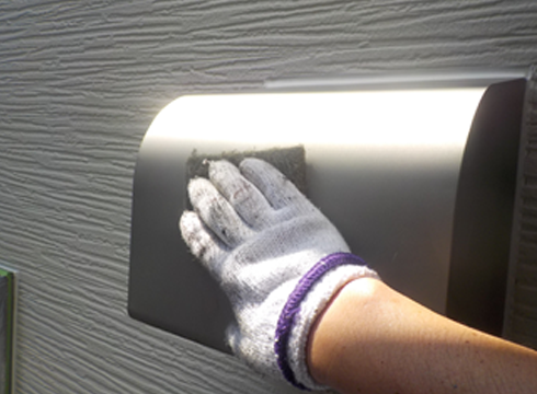 換気フードの下地調整（ヤスリ掛け）を行っています。