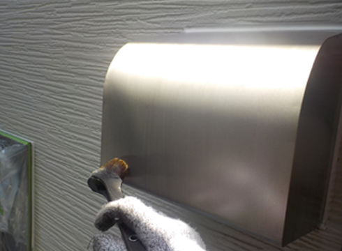 換気フードの下塗りを行っています。材料はエクセルプライマーを使用しています。