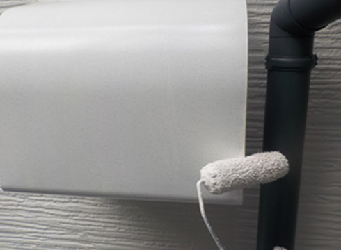 換気フードの上塗りを行っています。材料は日本ペイントの一液ファインウレタンを使用しています。