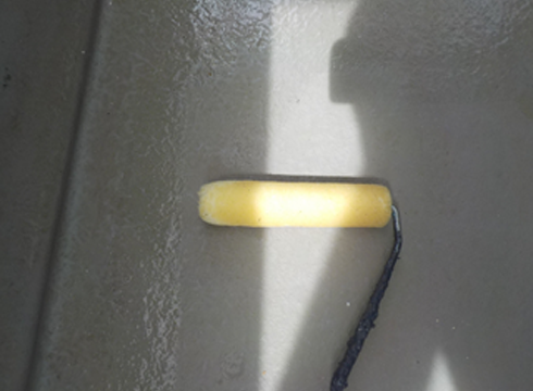 バルコニー床面に密着剤を塗装しています。材料は東日本塗料のFRPプライマーを使用しています。
