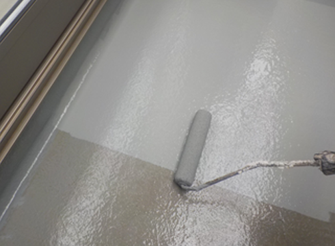 バルコニー床面の上塗りを行っています。材料は東日本塗料のAUコートを使用しています。