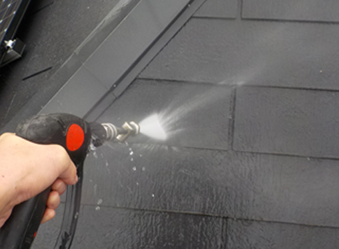 屋根を15Mpaの高圧で洗浄を行っている様子です。