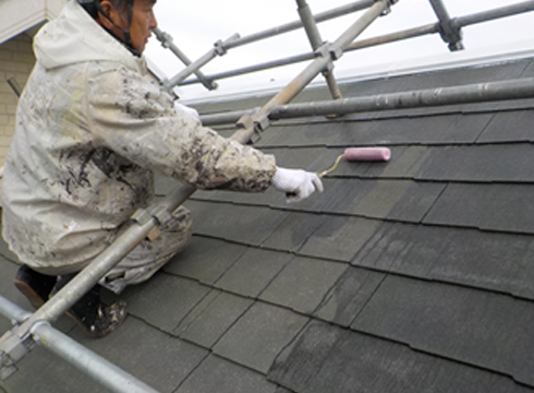 屋根の下塗り塗装作業の様子です。材料は水谷ペイントの水系パワーシーラーを使用しています。
