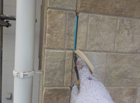 外壁の既存サイディング目地を撤去しています。