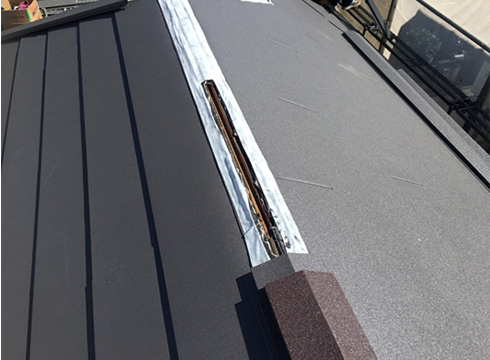 屋根の重ね葺きの様子です。材料はアイジー工業のスーパーガルテクトを使用しています。