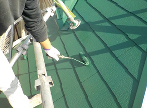 屋根の上塗り塗装作業の様子です。材料は水谷ペイントのルーフピアニを使用しています。色はニューグリーンです。