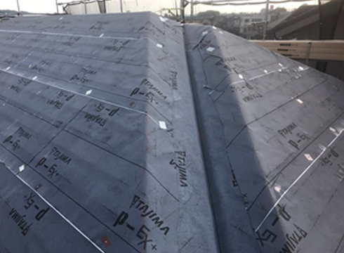 屋根に下葺き材（防水シート）を貼り付けた状態です。材料は改質ゴムアスファルトルーフィングを使用しています。