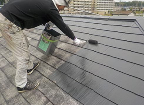屋根の塗装1回目の様子です。材料は関西ペイントのスーパーシリコンルーフを使用しています。