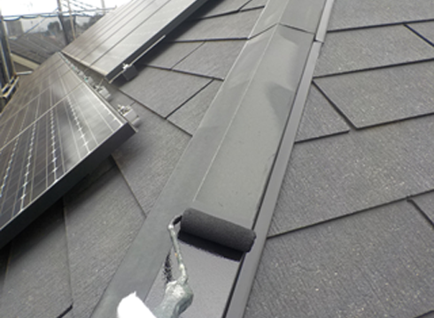 屋根の板金部の錆止め塗装をしています。材料は日本ペイントのハイポンファインデグロ錆止めを使用しています。