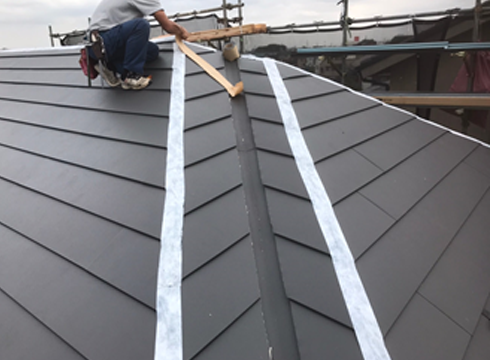 横葺き金属屋根の施工の様子です。材料はアイジー工業のスーパーガルテクトを使用しています。