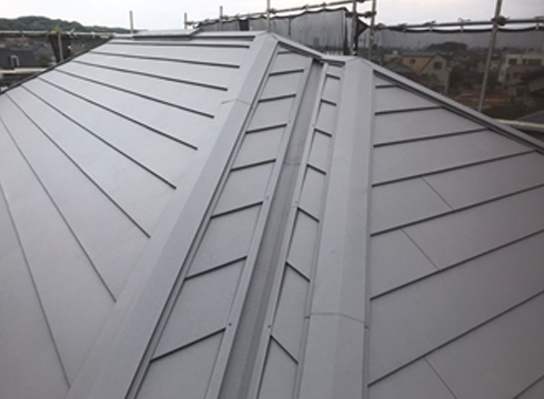 屋根に棟板金の設置を行いました。材料はアイジー工業のスーパーガルテクトを使用しています。