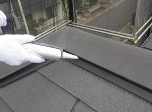 屋根の板金部の釘頭コーキング打設を行っています。