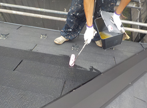 屋根のシーラー塗装を行っています。材料はスズカファインのワイドシーラーを使用しています。