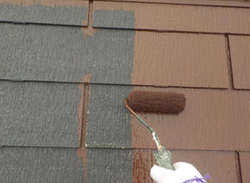 屋根の中塗りを行っています。材料は関西ペイントのスーパーシリコンルーフを使用しています。