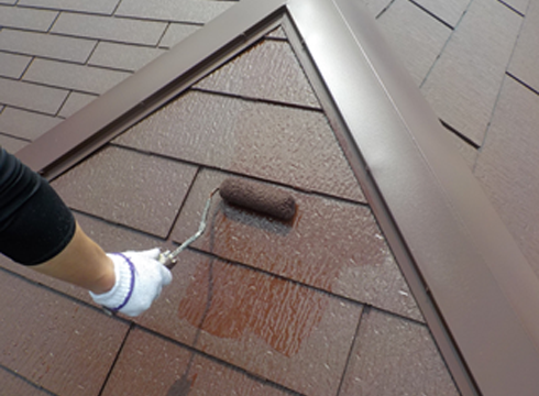 屋根の上塗りを行っています。材料は関西ペイントのスーパーシリコンルーフを使用しています。
