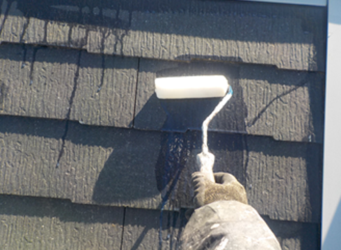 屋根の下塗り塗装の様子です。材料は水谷ペイントの水系パワーシーラーを使用しています。