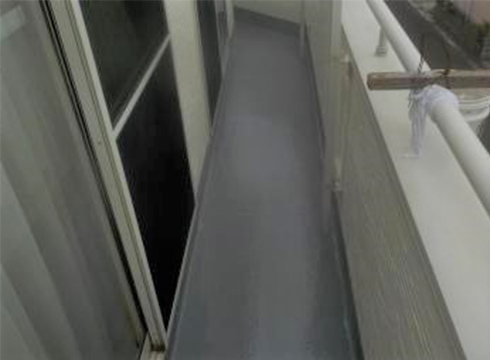 バルコニー床面は、東日本塗料のAUコートを使用し、色番号は「フォックスグレー」です。