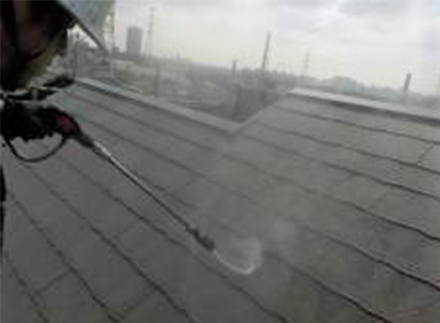 屋根の高圧洗浄の様子です。