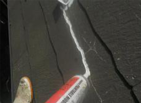 屋根の欠損部のエポキシ補修を行っています。