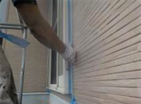 外壁の目地コーキング打設を行っています。