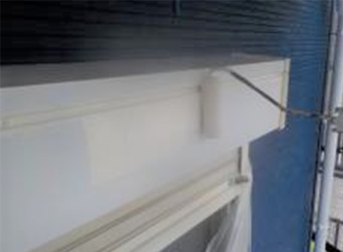 シャッターボックスの上塗りを行っています。