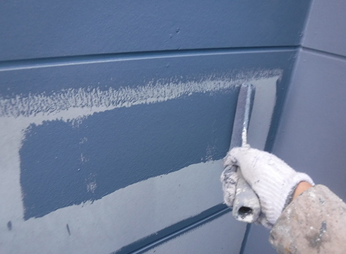 外壁のサイディングの中塗りの様子です。関西ペイントのRSシルバーグロスSiを使用しています。