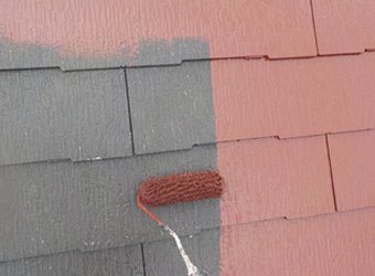 屋根の中塗りをしている様子です。関西ペイントのスーパーシリコンルーフを使用しています。