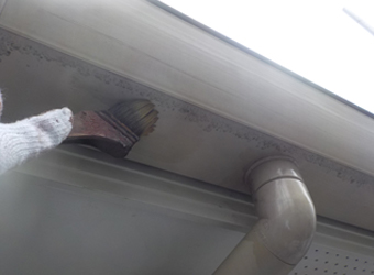 雨樋に密着剤塗布を塗っています。東日本塗料のエクセルプライマーⅡを使用しています。