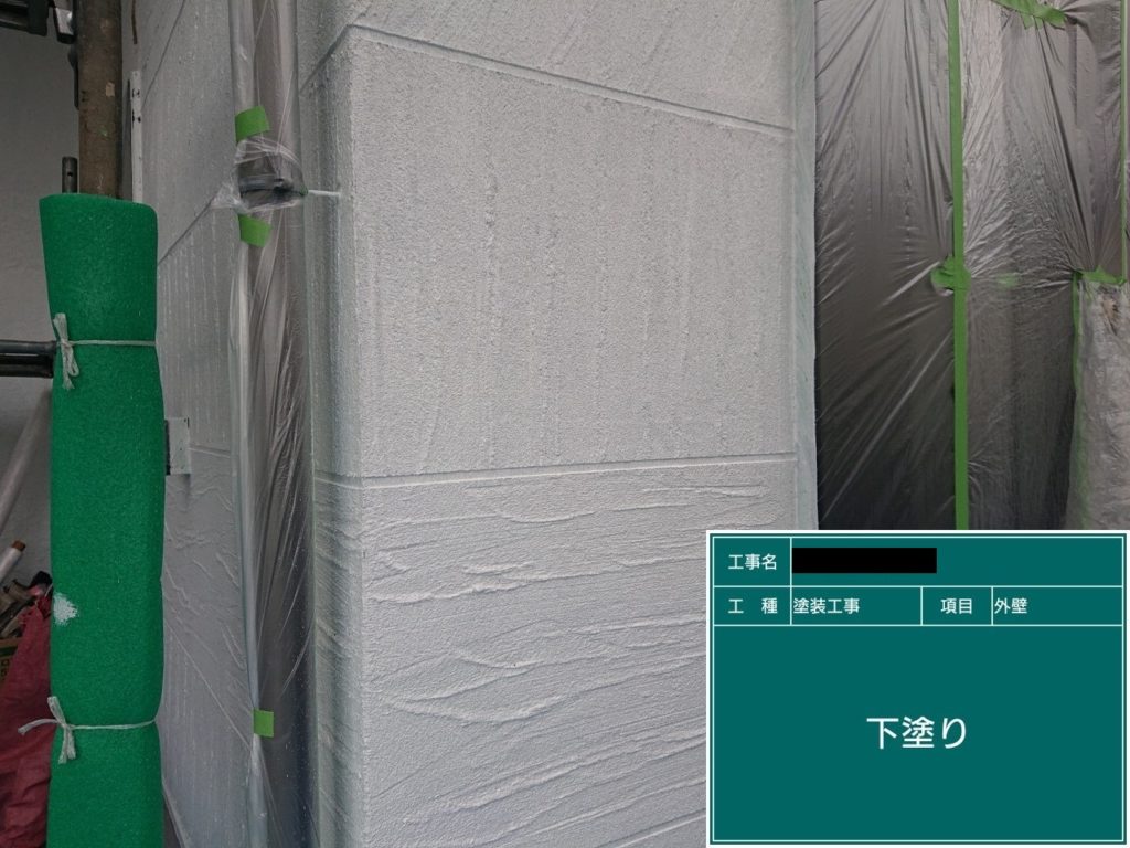 外壁下塗りの様子です。材料は関西ペイントのサフェーサーを使用しています。