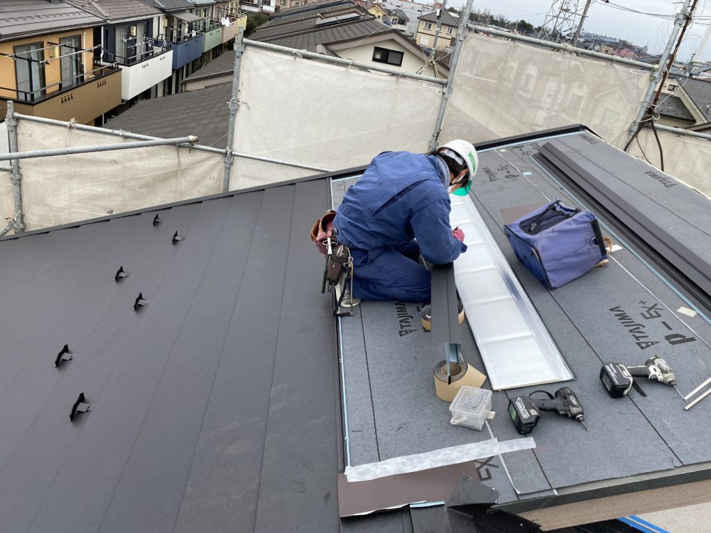 屋根カバー工法の様子です。材料は、アイジー工業のスーパーガルテクトを使用しています。