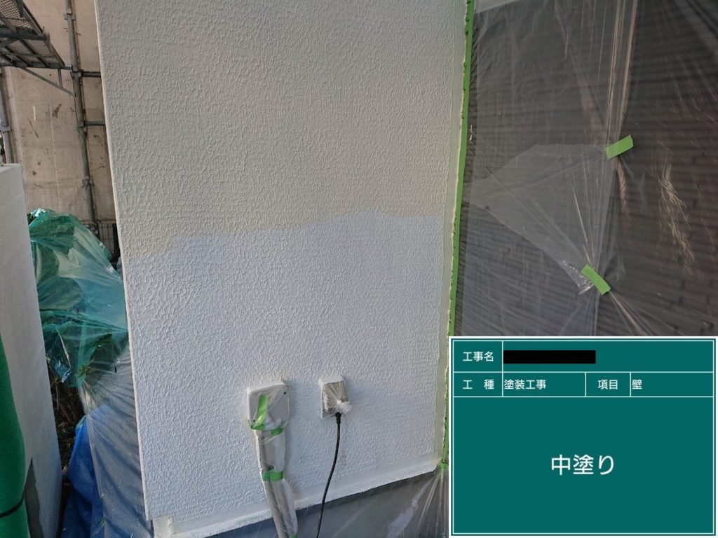 外壁の中塗りを行いました。