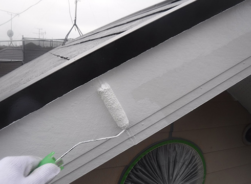 破風板の上塗りの様子です。日本ペイントのパーフェクトプライマーを使用しています。