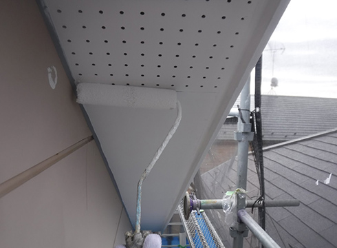 軒天の下塗りの様子です。日本ペイントのケンエースGⅡを使用しています。