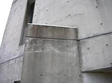 コンクリート打ち放しの風合いを残す施工は高度な塗装テクニックが必要です！