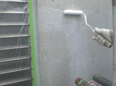 外壁にランデックスコートWS疎水剤塗装（B工法）を使用して中塗り作業を行なっています。