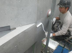 外壁にランデックスコートWS疎水剤塗装（B工法）を使用して上塗り作業を行なっています。
