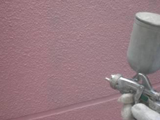 排水パイプにエクセルプライマー（密着剤）塗装で下塗り作業を行います。