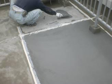 屋上防水工事の下地調整です。下地調整剤カチオンタイト金コテ塗布を行なっています。
