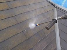 屋根の高圧洗浄の様子です。ワグナー製防音型高圧ジェッター15.0MPa圧を使用しています。