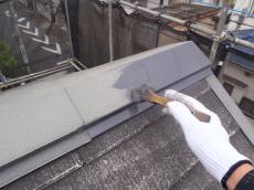 屋根（棟押さえ）の下塗りの様子です。日本ペイントのハイポンファインデグロを使用しています。
