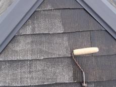 屋根の下塗りの様子です。日本ペイントの1液ベストシーラーを使用しています。