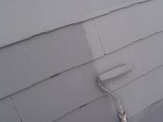 屋根の上塗りの様子です。日進産業の断熱塗料ガイナ（色番：N50）を使用しています。
