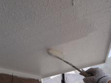 軒天の下塗り後の上塗りです。水谷ペイントのナノコンポジットWを使用しています。