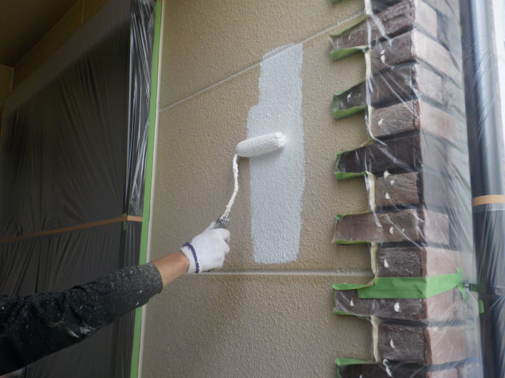 微弾性フィラー材による下塗り塗装作業水谷ペイント　ナノコンポジットフィラー