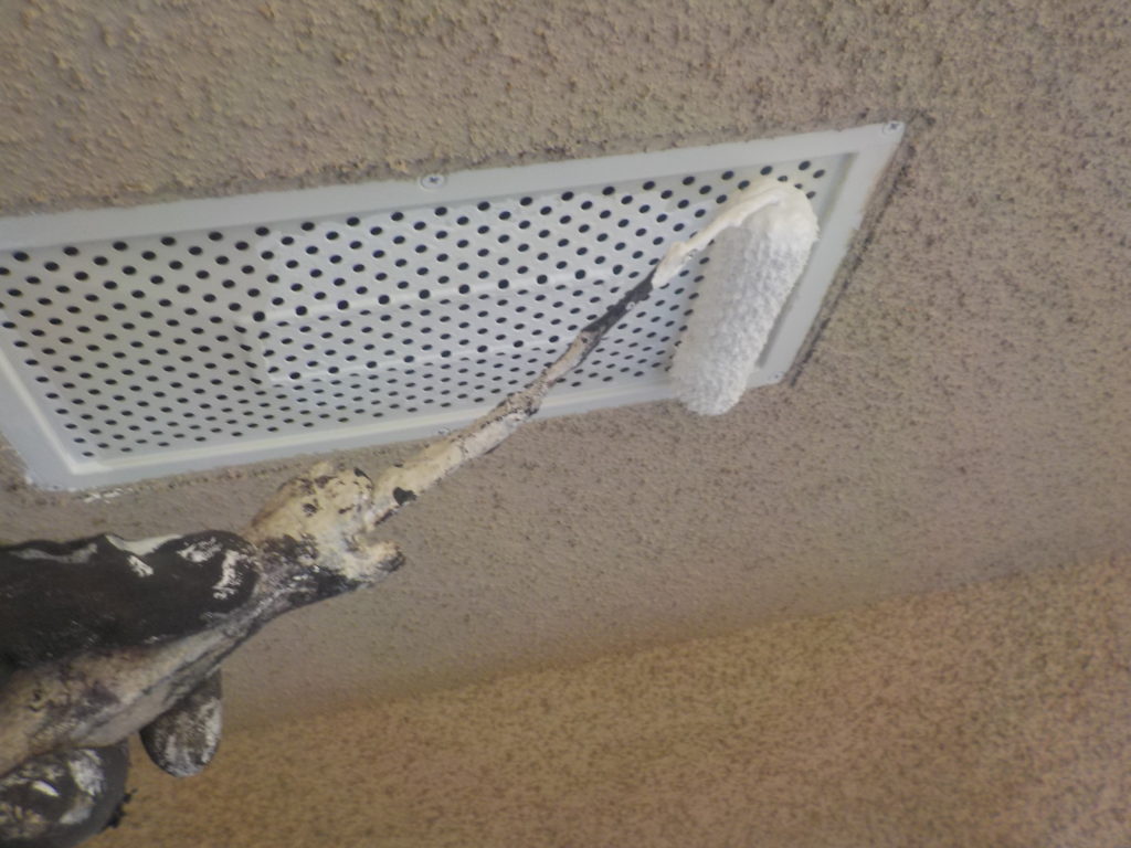 軒天換気口　下塗り